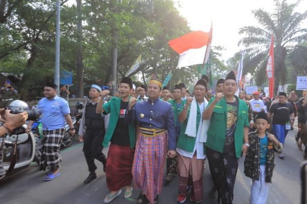 Unik, Pemkot Tangerang Adakan Pawai Sarungan