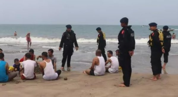 Beri Rasa Aman, Satbrimob Polda Banten Patroli SAR Wisata di Pantai Anyer