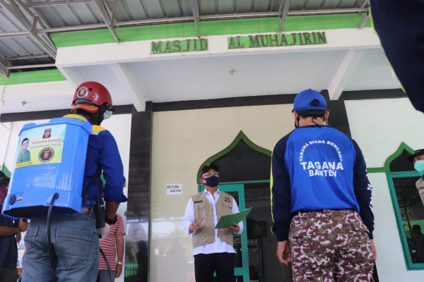 Wagub Banten Tinjau Langsung Penyemprotan Disinfektan di Lebak