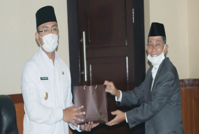 Wakil Gubernur Banten Tunaikan Zakat Melalui Baznas Banten