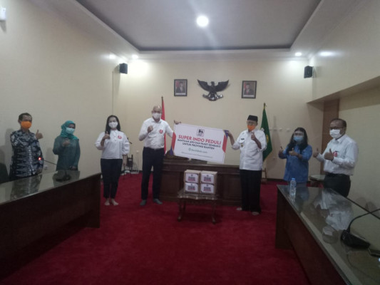 Pemprov Terima Bantuan Ratusan APD dan Paket Sembako, Gubernur: Kita Masih Harus Perangi Corona