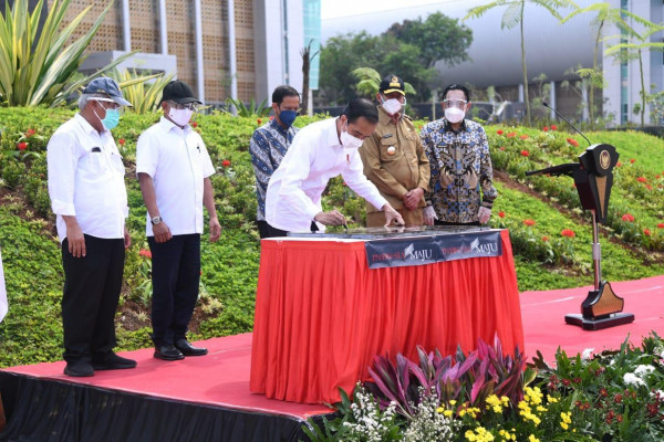 Didampingi Rektor, Wagub Banten Sambut Jokowi Resmikan Kampus Baru Untirta