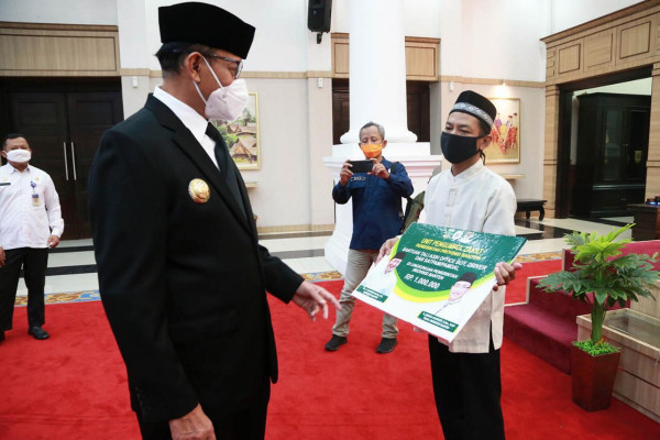 Gubernur WH Salurkan Bantuan UPZ Baznas Pemprov Banten Salurkan Bantuan Kepada Satpam, Pramukantor, dan Sopir Pemprov Banten