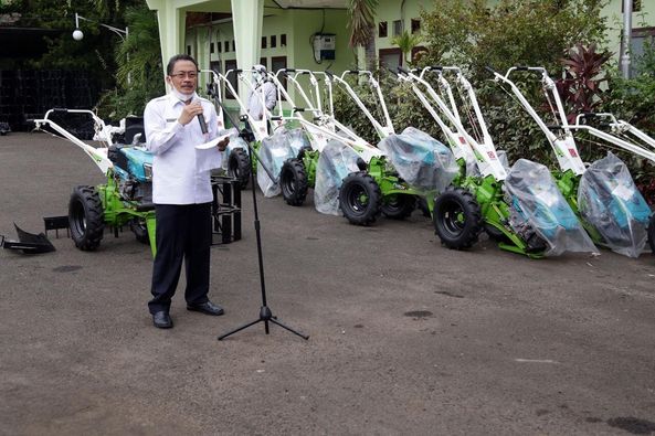 Gubernur Banten Serahkan Bantuan 120 Hand Traktor Kepada Kelompok Tani