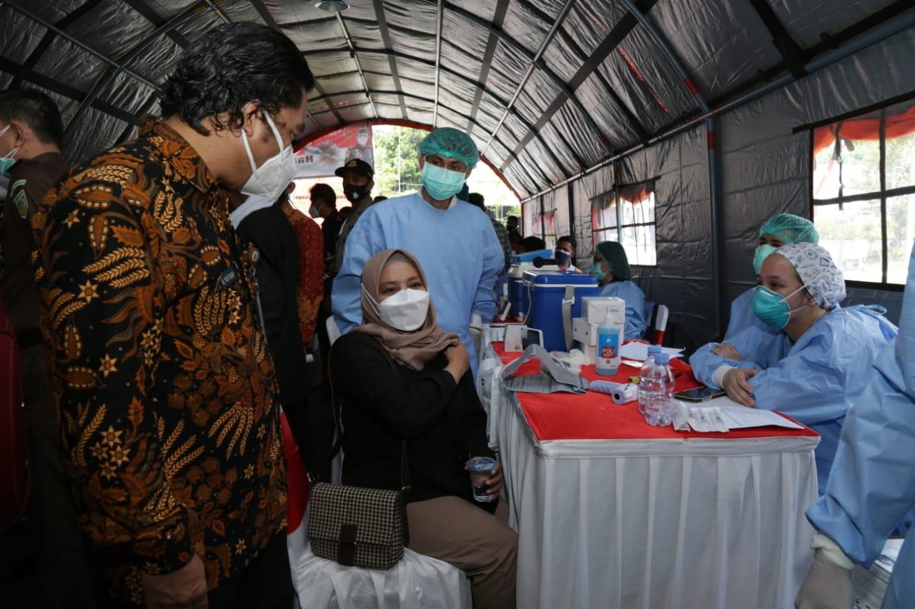 Sekda Al Muktabar Tinjau Pelaksanaan Vaksinasi Covid-19 Massal di Kejati Banten