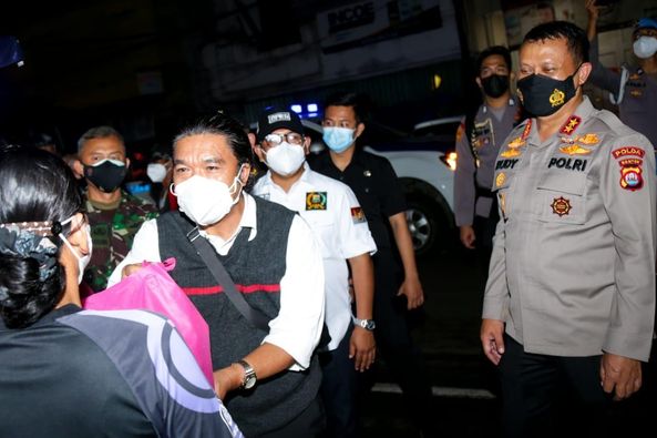 Sekda Al Muktabar Bersama Forkopimda Provinsi Banten Lakukan Patroli Bagikan Paket Bansos