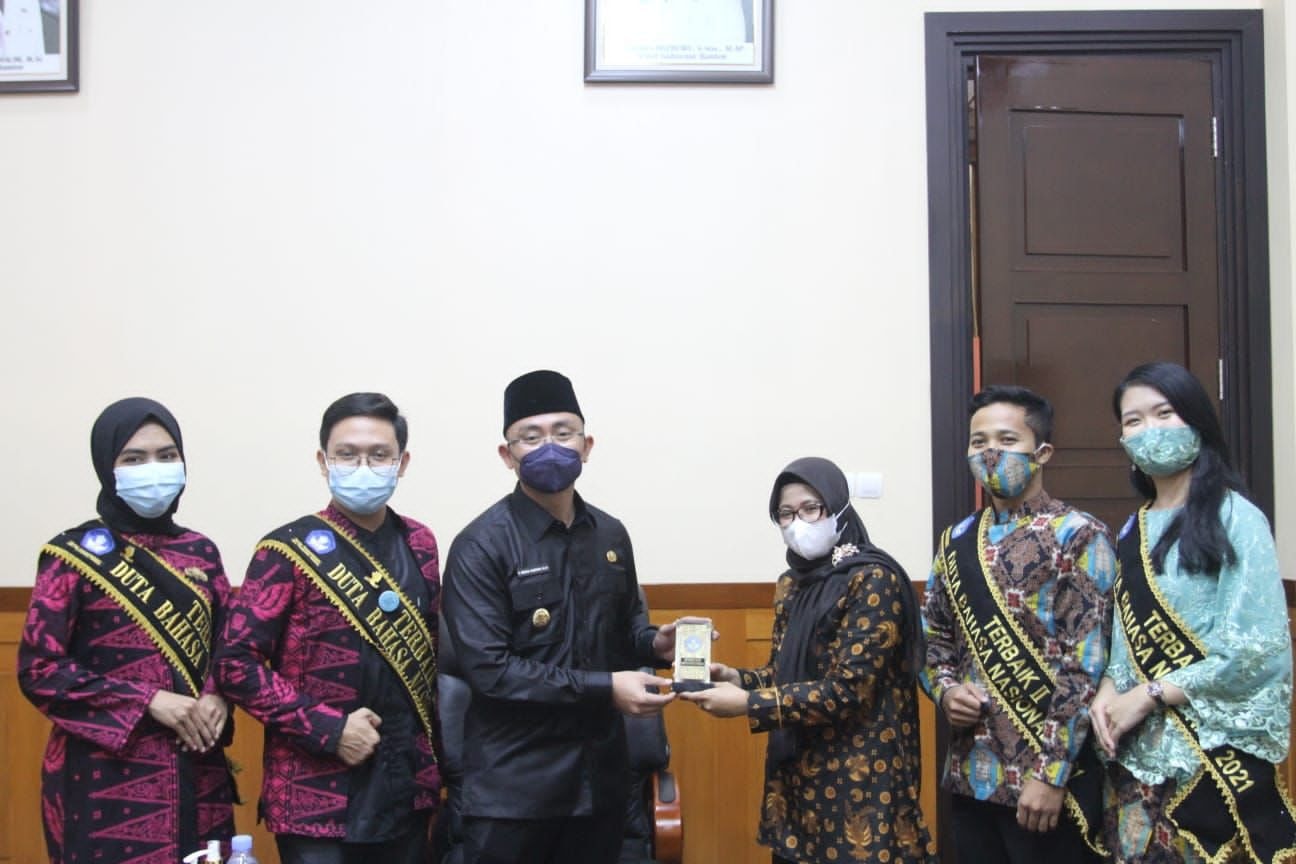 Raih Juara 2 Nasional, Duta Bahasa Banten Sowan ke Wagub Andika