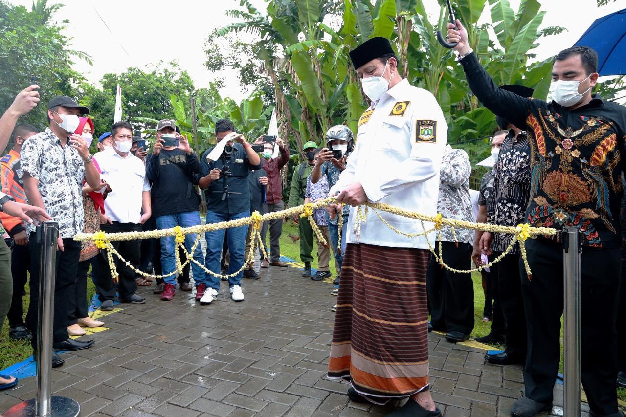 Gubernur WH Didampingi Wagub Andika Resmikan Jalan Lingkungan