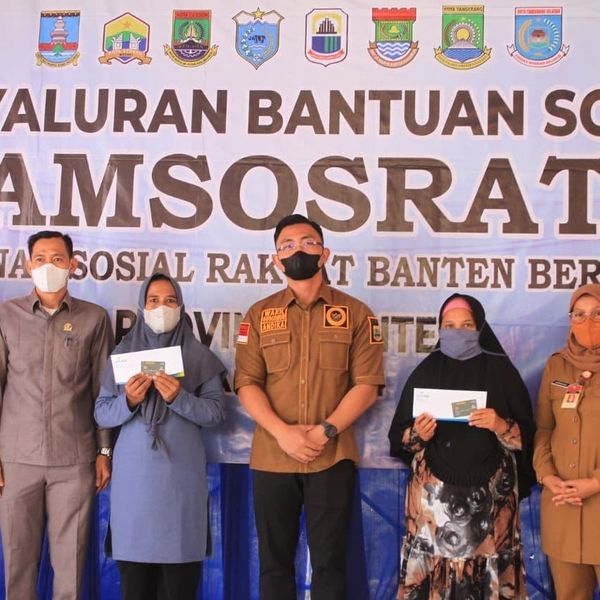 Wakil Gubernur Banten Andika Hazrumy memberikan Bantuan Sosial Bagi Rumah Tangga Sasaran JAMSOSRATU