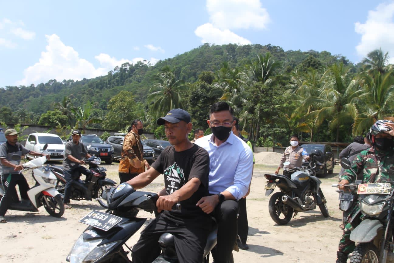 Dibonceng Sepeda Motor, Wagub Banten Terobos Hutan Bakal Taman Kehati