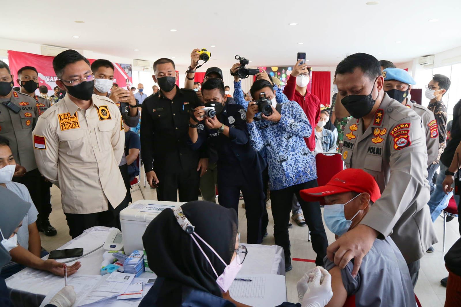 Tinjau Vaksinasi Serentak di Kabupaten Tangerang, Wagub Banten Apresiasi TNI/Polri