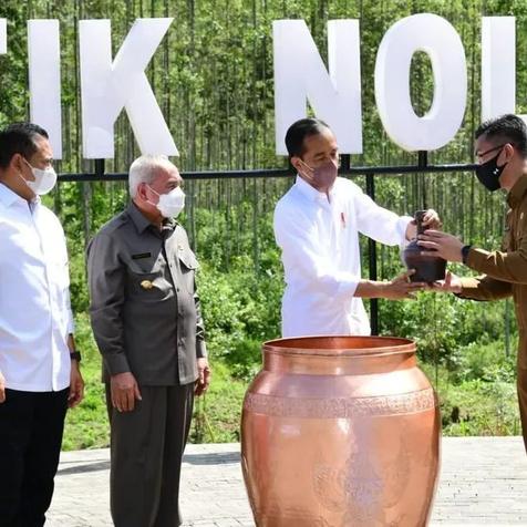 Gunakan Tembikar & Kendi, Tanah & Air Banten untuk IKN Nusantara Diserahkan Wagub Andika ke Jokowi