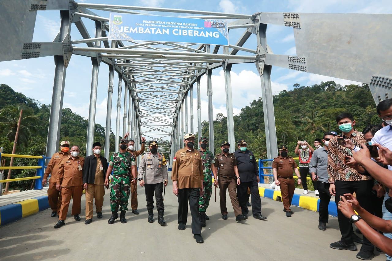 Gubernur Banten Jalan Kaki Susuri Jembatan Ciberang, Sapa Warga Yang Menikmati Buah Pembangunan