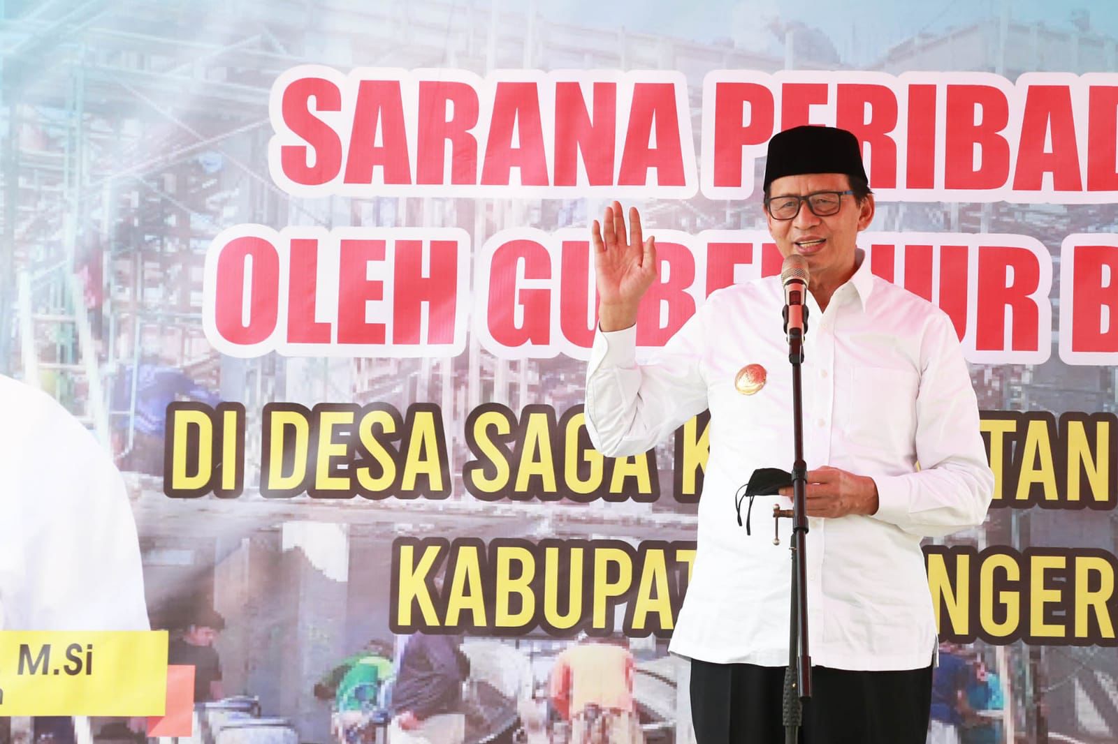 Serahkan Bantuan Pembangunan Masjid, Gubernur WH Ajak Masyarakat Berlomba Dalam Kebaikan