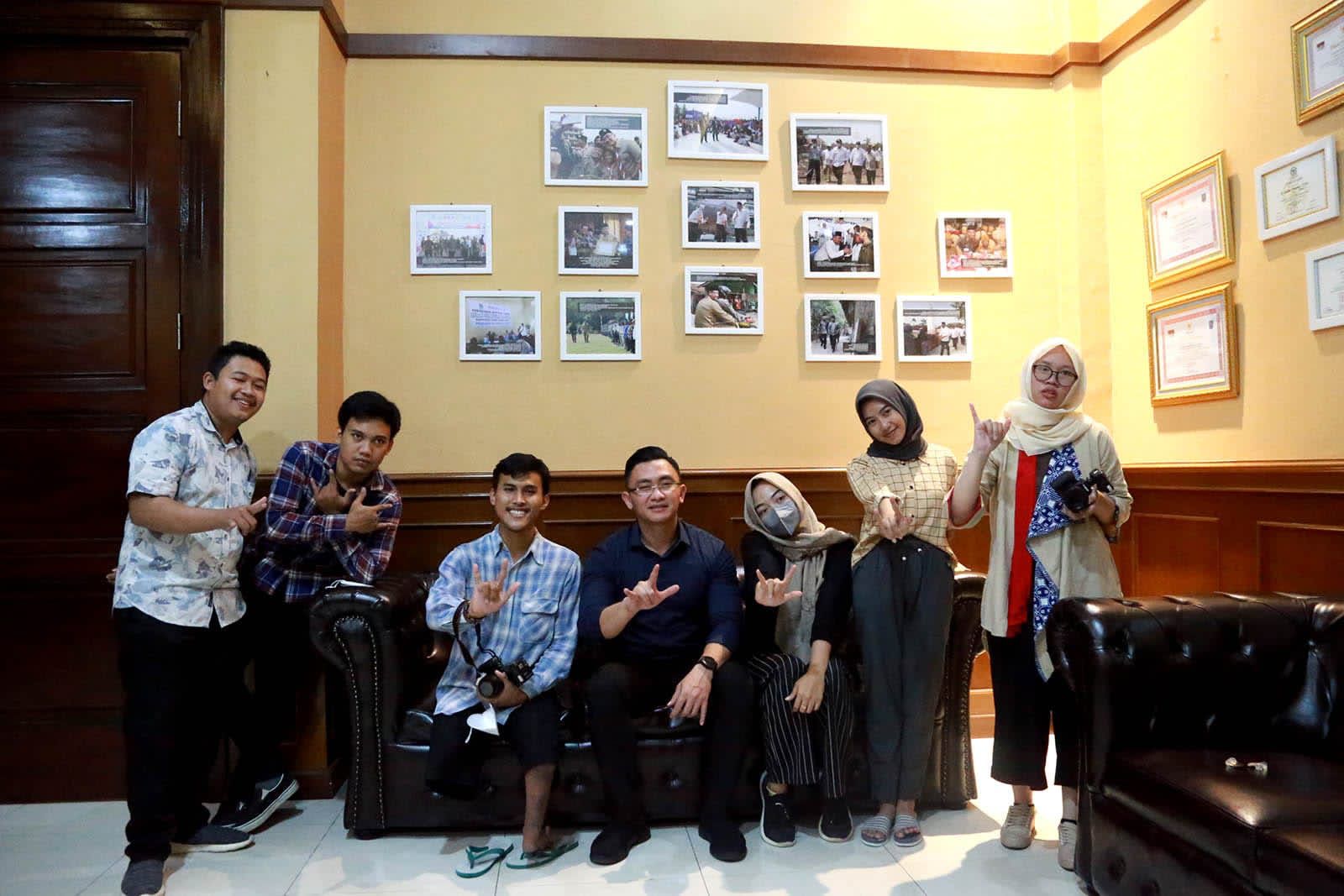 Sesi Pemotretan Bareng Fotografer Disabilitas, Wagub Andika Pilih Tema Casual