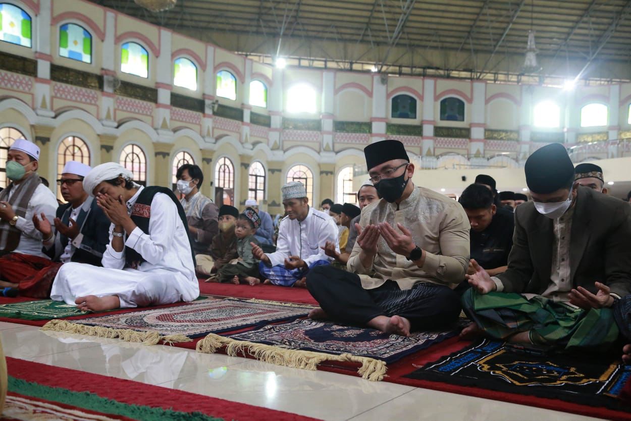 Wagub Andika & Keluarga Shalat Idul Fitri di Mesjid Raya Provinsi Banten