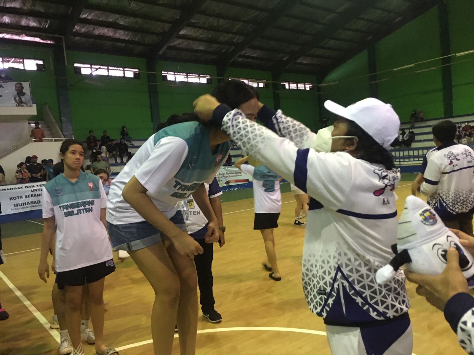 Pj Gubernur Al Muktabar Menyaksikan Pertandingan Final Basket Putra Pada POPDA X Provinsi Banten