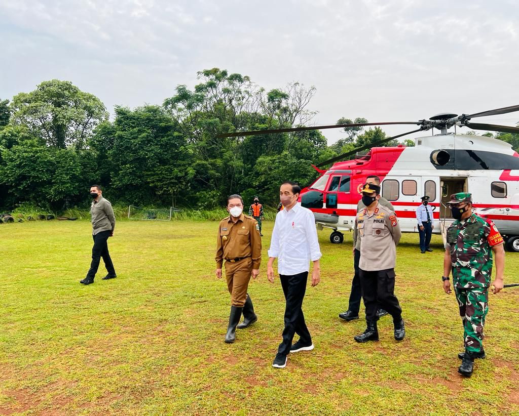 Pj Gubernur Banten Al Muktabar Dampingi Presiden Jokowi Meninjau Harga Migor Curah Di Pasar Baros