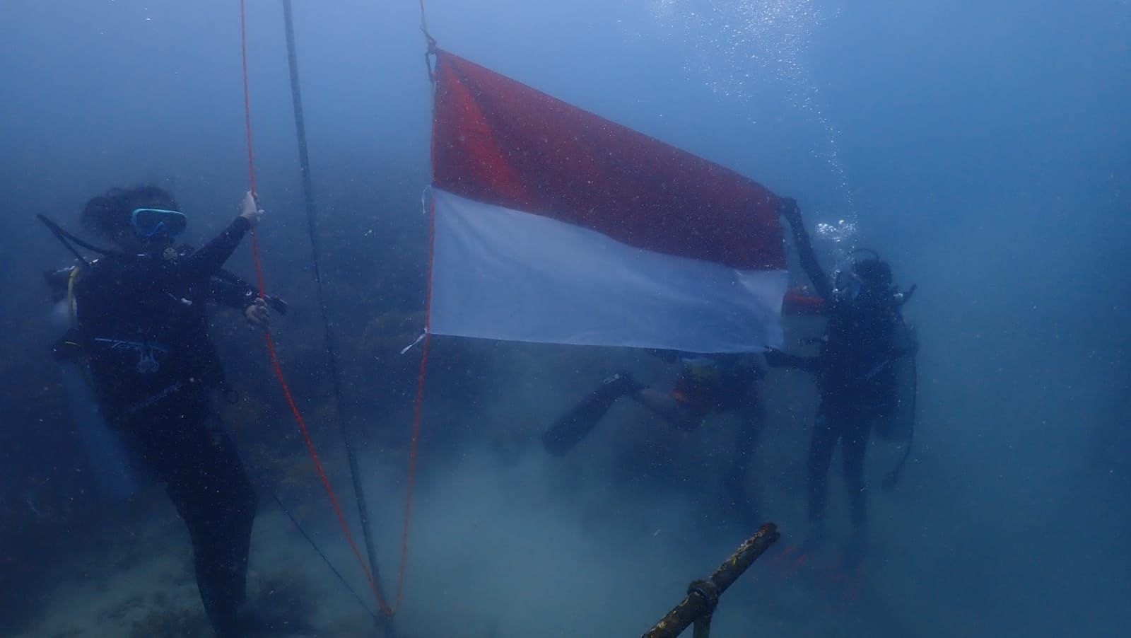 Pj Gubernur Banten Al Muktabar Hadiri Upacara Pengibaran Bendera Merah Putih Di Bawah Perairan Selat Sunda