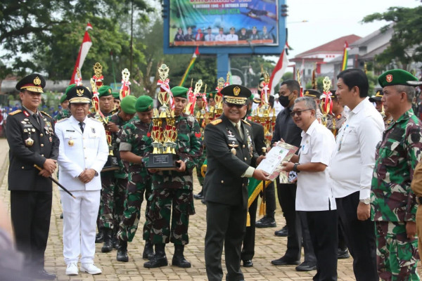 Pj Gubernur Banten Al Muktabar Pimpin Upacara HUT TNI Ke 77 Di Alun-alun Rangkasbitung, Kabupaten Lebak