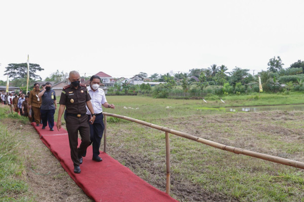 Tinjau Lokasi, Pj Gubernur Al Muktabar Bersama Pokja Pembangunan RS Adhyaksa Provinsi Banten Lakukan Bakti Sosial