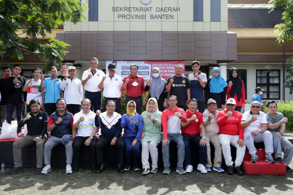 Berbagi Bahagia, Pj Gubernur Al Muktabar Serahkan 1.192 Paket Sembako Untuk Pramubakti Pemprov Banten