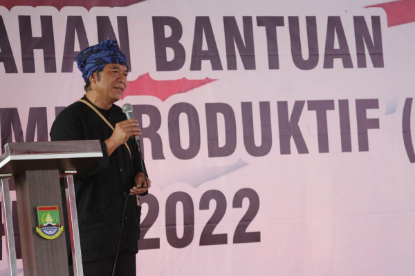 Pj Gubernur Banten Al Muktabar Salurkan Bantuan Usaha Ekonomi Produktif (UEP) Kepada 2.720 KPM