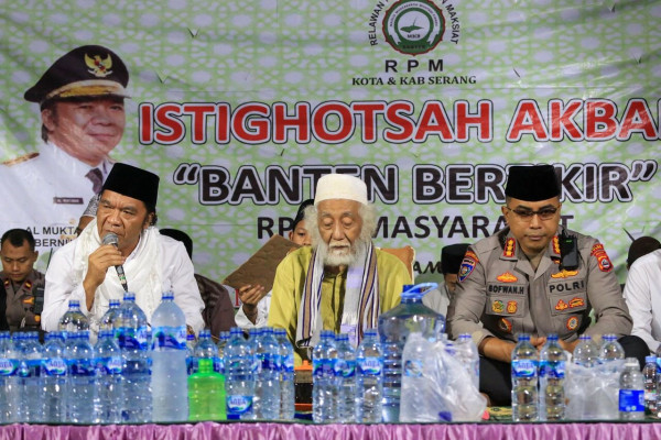 Pj Gubernur Al Muktabar Hadiri Istighosah Akbar di Masjid Agung Banten Lama