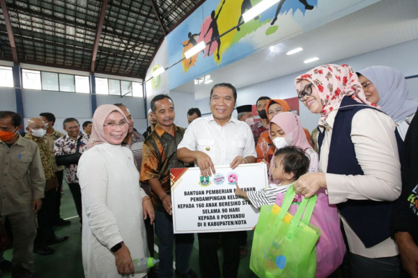 Gerakkan Perekonomian Masyarakat, Pj Gubernur Banten Al Muktabar Salurkan Bantuan UEP dan Bansos