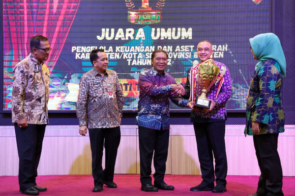 Pj Gubernur Al Muktabar Serahkan Penghargaan Pengelolaan Keuangan dan Aset Daerah Kabupaten/Kota se-Provinsi Banten Tahun 2022