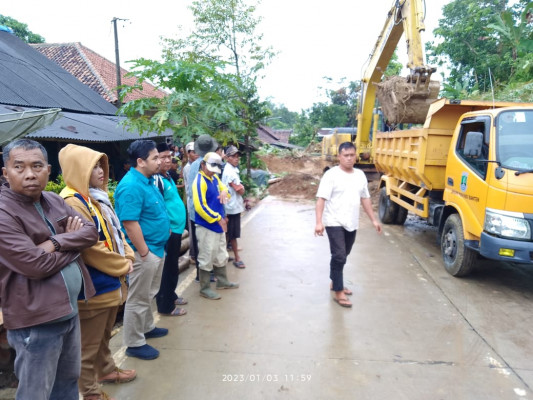 Pemprov Banten Kerahkan Tim dan Alat Berat Untuk Penanganan Tanah Longsor Ruas Jalan Picung-Munjul