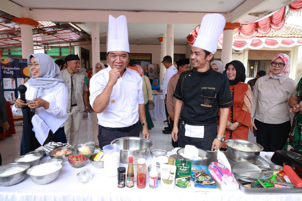 Penanganan Stunting, Pj Gubernur Banten Al Muktabar Berikan Nutrisi Tambahan Pada Balita