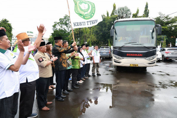 Pj Sekda M Tranggono Lepas Kontingen Pencak Silat TTKKDH Provinsi Banten