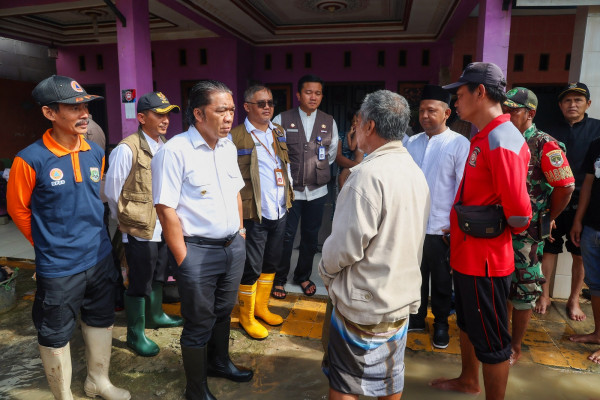 Temui Korban Banjir Teluk Naga, Pj Gubernur Banten Al Muktabar Pastikan Percepat Penanganan