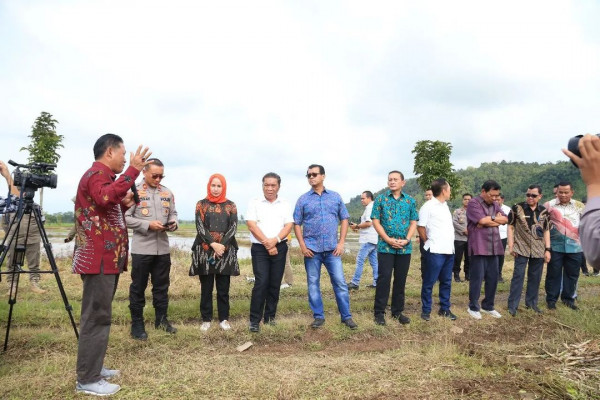 Pj Gubernur Banten Al Muktabar Bersama Gubernur Lemhannas Tinjau Pusat Penelitian dan Pengembangan Bioteknologi Mikroba