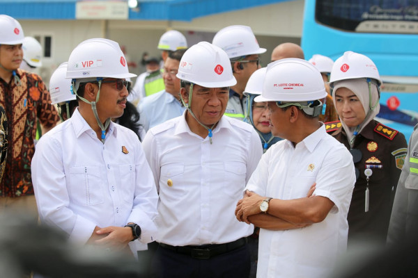 Kawal Investasi, Pj Gubernur Banten Al Muktabar Dampingi Menteri Investasi/Kepala BKPM Bahlil Lahadalia Tinjau PT Lotte Chemical Indonesia