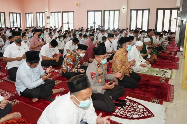 Pj Gubernur Banten Al Muktabar Dampingi Wapres KH Ma’ruf Amin Salat Jumat