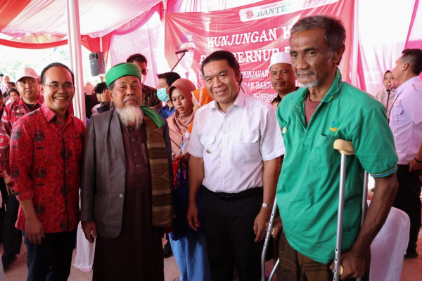 Pj Gubernur Banten Al Muktabar Salurkan Bantuan Ke Masyarakat Cikeusal