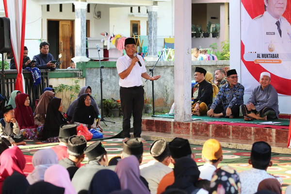 Pj Gubernur Banten Al Muktabar Salurkan Bantuan ke Masyarakat Pandeglang