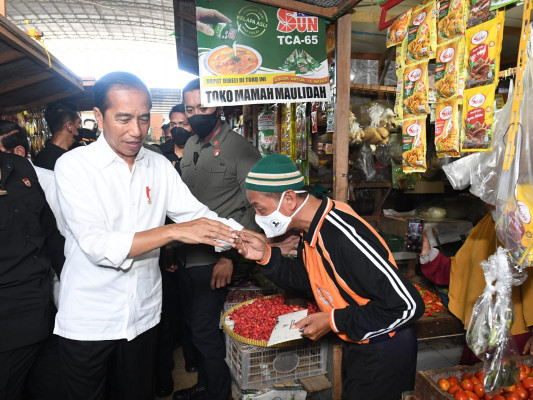 Presiden Cek Harga Kebutuhan Pokok di Pasar Kelapa