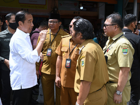 Pj Gubernur Banten Al Muktabar Dampingi Presiden Jokowi Tinjau Harga Kebutuhan Pokok di Cilegon