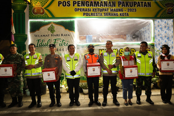 Pj Gubernur Al Muktabar Bersama Forkopimda Semangati Petugas Pos Pelayanan Mudik 2023 dan Pasien RSUD Banten