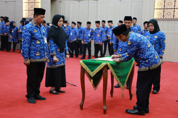 Pj Gubernur Banten Al Muktabar Mengukuhkan dan Melantik 478 Pejabat