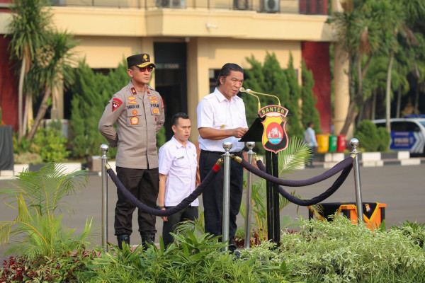 Pj Gubernur Banten Al Muktabar Pimpin Apel Deklarasi Polisi RW