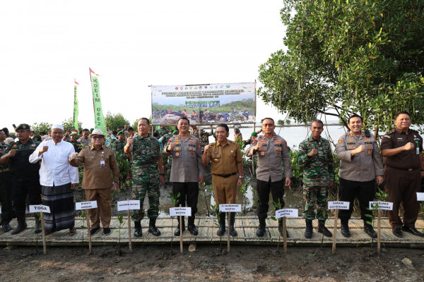 Pj Gubernur Banten Al Muktabar Hadiri Penanaman Mangrove Serentak