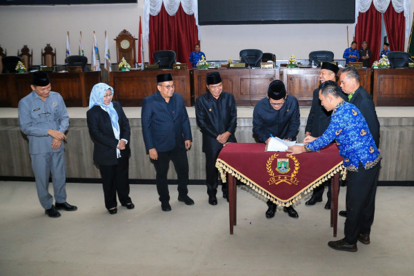 Pj Gubernur Banten Al Muktabar Sampaikan Pendapat Raperda Tentang Pajak dan Retribusi Daerah