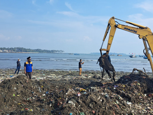 Pemprov Banten Turut Tangani Tumpukan Sampah di Pantai Labuan Kabupaten Pandeglang