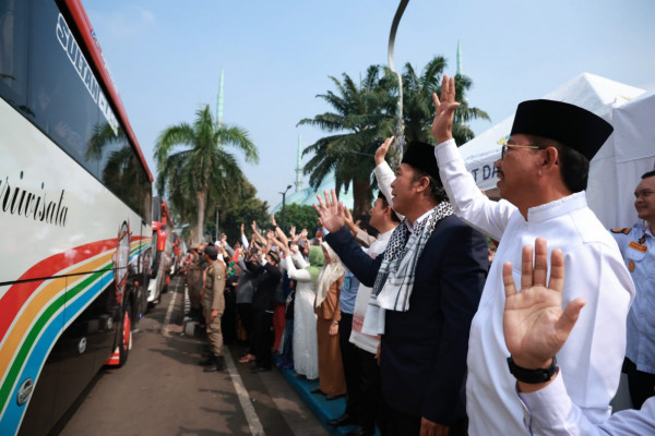 Pj Gubernur Al Muktabar Lepas Jamaah Haji Kloter Pertama Provinsi Banten