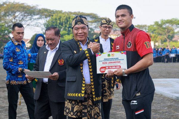 Pj Gubernur Al Muktabar Berikan Bonus Atlet Peraih Medali pada Sea Games 2023