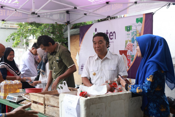 Operasi Pasar, Pj Gubernur Banten Al Muktabar Turut Layani Pembeli